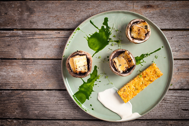 Mushrooms filled with brunost