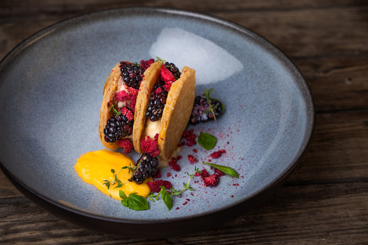 A sort of milefeuille filled with organic egg custard, with wild berries and hidrated berries